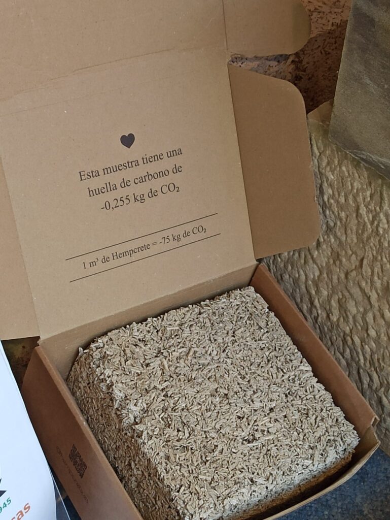 muestra de bloque de cañamo y cal de Hempcrete en nuestras instalaciones