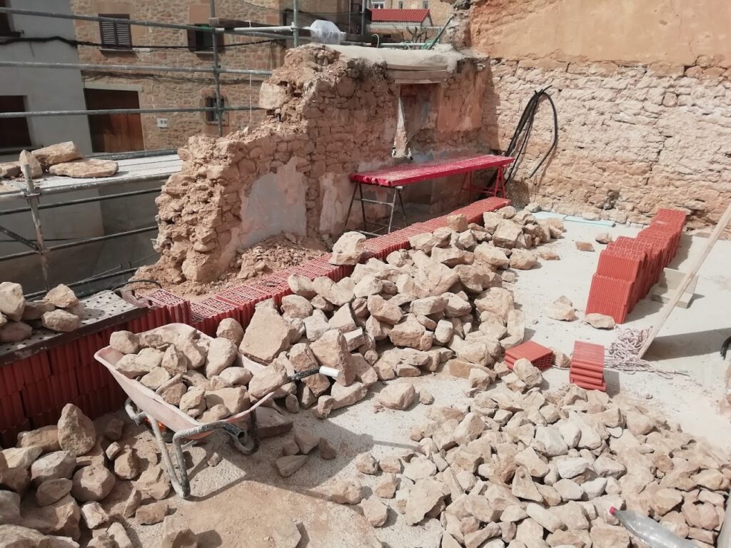 proceso de derribo de granero antiguo