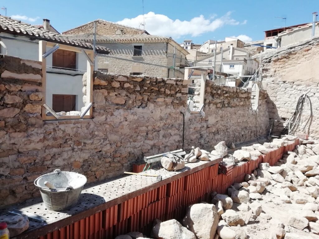 cerramiento de la fachada con piedra recuperada