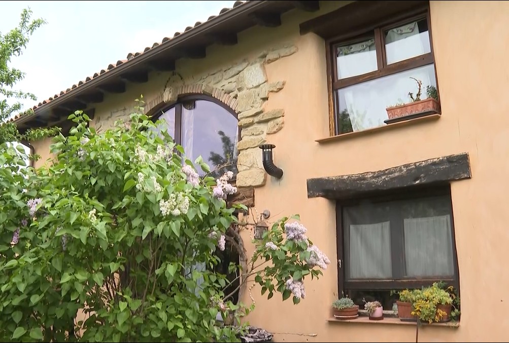 Vivienda construida con principios de bioconstrucción y relación con el entorno