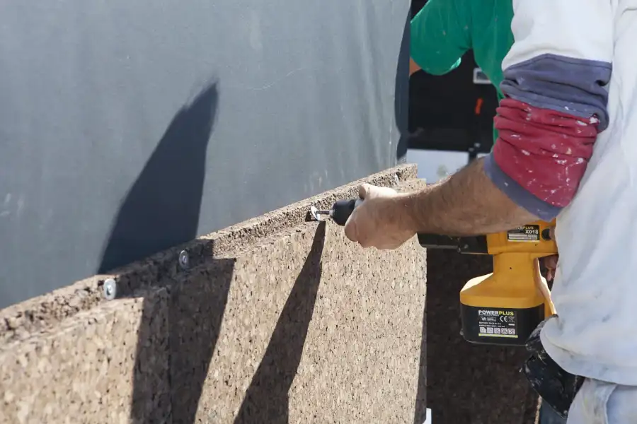 instalación de aislamiento de corcho