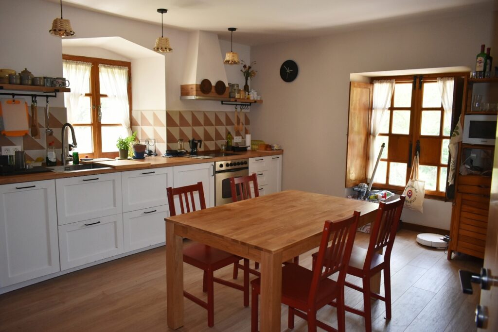 Cocina de vivienda sana con materiales naturales y luz natural