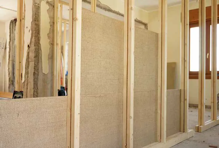 Trasdosado interior con placas de arcilla y aislamiento en rehabilitación