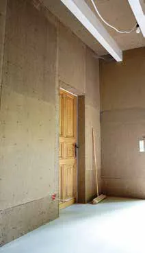 Pared interior revestida con placas de arcilla antes del acabado final